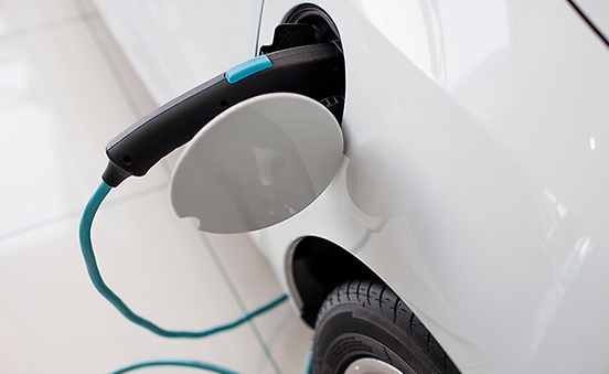 Elektromos autó töltés közben – hatótáv és gumi kapcsolata