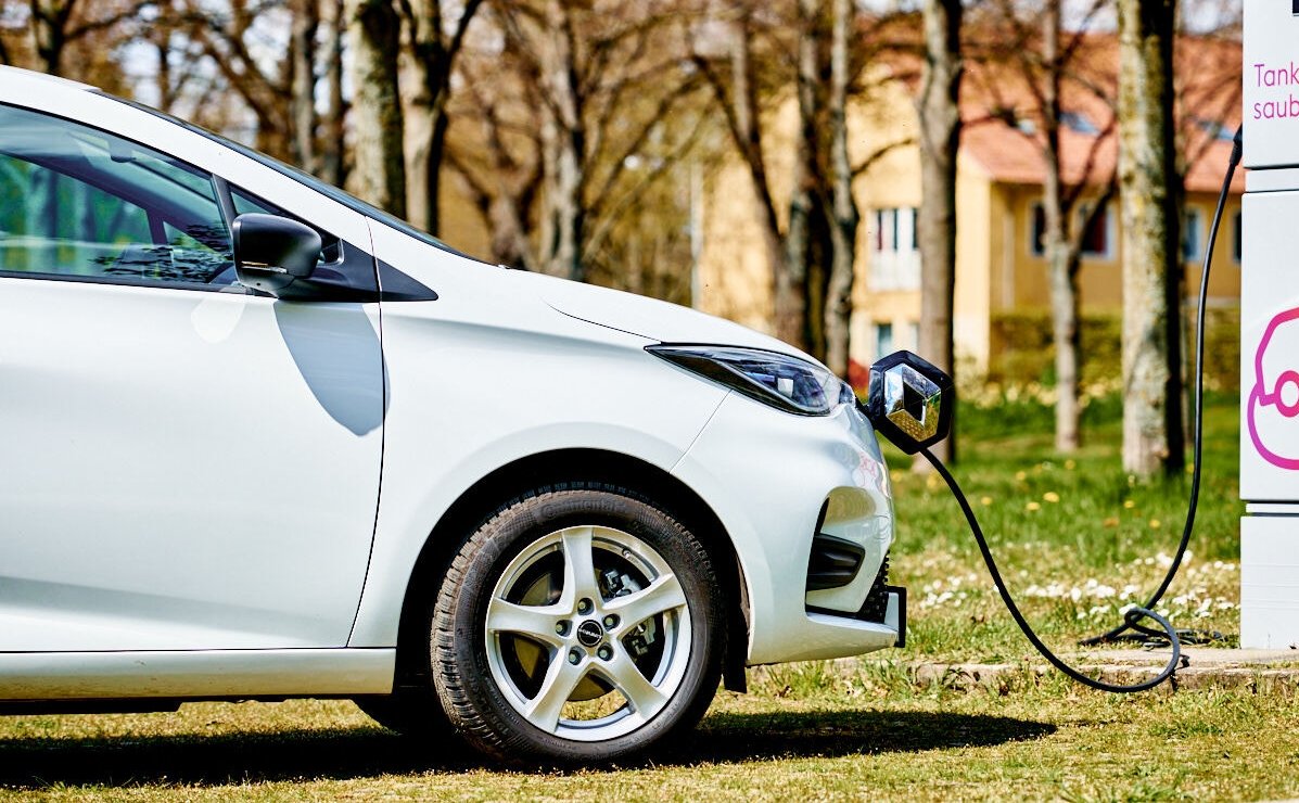 Elektromos autó töltőn – mindennapi használat